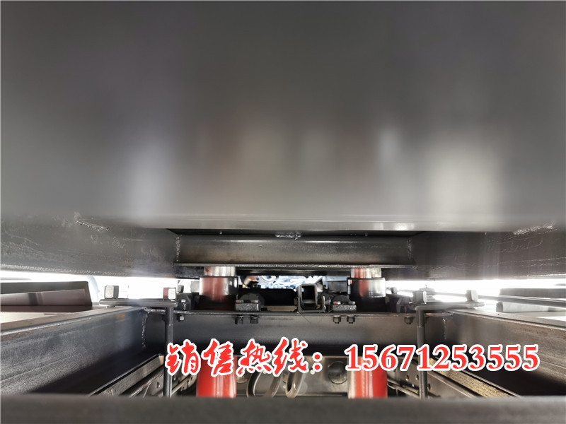 躍進密封式垃圾車底部_副本.jpg