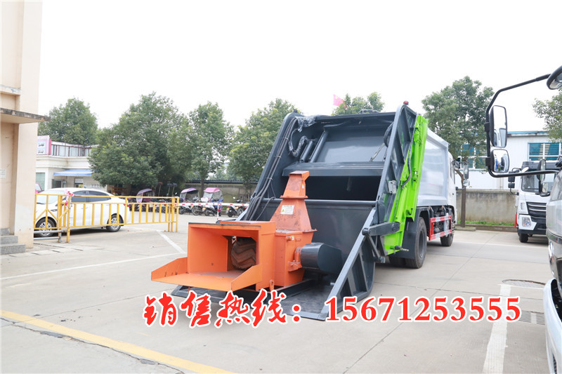 東風天錦樹枝破碎壓縮垃圾車尾部.jpg
