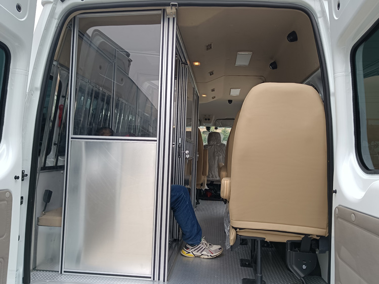 福特V362囚車 9-11座囚車 重慶云南汽油自動擋負壓囚車