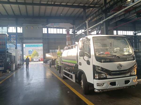 東風(fēng)小多利卡5立方鐵路抑塵車(chē)_鐵路運煤抑塵車(chē)多功能固化劑噴灑車(chē)_12方抑塵灑水車(chē)廠(chǎng)家直供_噴霧降塵車(chē)_15噸煤炭運輸抑塵車(chē)